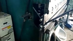 Изготовление стремянок из круга 25мм. с помощью листогибочного пресса ИВ1330.