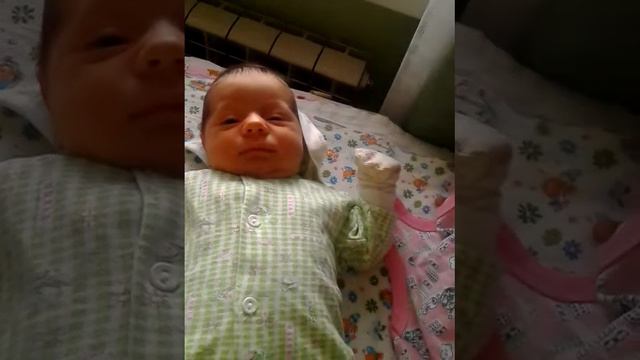 Красивая малышка! Как мы икаем и чихаем смотреть онлайн