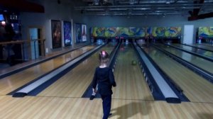 ШОК!!! ПЕРВЫЙ раз в БОУЛИНГ и как играет!! Космополит! / Bowling. First time!