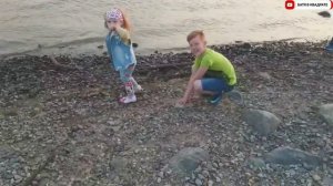 Любимые детки кидают камушки в реку