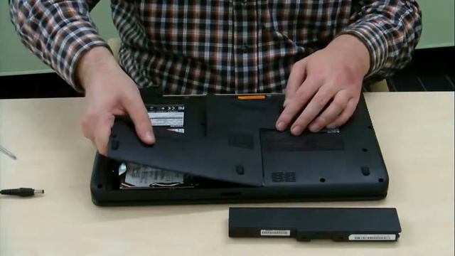 Toshiba de la serie C660/C665: Sustitución de memoria смотреть онлайн