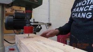 Настенный светильник над обеденным столом