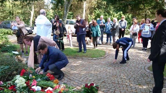 озложение цветов после панихиды. 9 Мая 2021, на могилах Советских солдат, Орхус, Дания