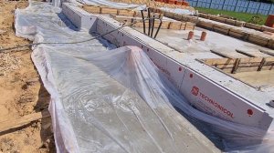 Отмостка под пленкой. Июль 2021