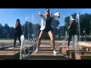 Молодые Астраханки устроили танцы.