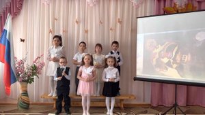 Песня «Мир и дружба» исполняет старшая разновозрастная группа