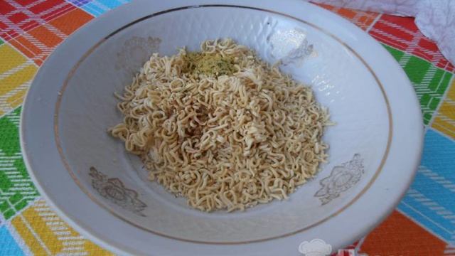 Салат из лапши быстрого приготовления с колбасой