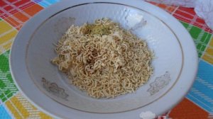 Салат из лапши быстрого приготовления с колбасой