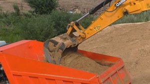 Погрузка самосвала Камаз нерудными материалами
