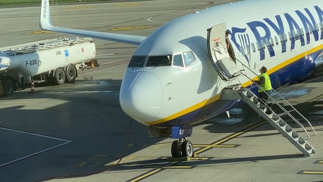 4K AIRPLANE SPOTTING IN CHARLEROI BRUSSELS SOUTH AIRPORT