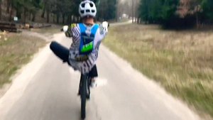 Езда на заднем колесе велосипеда обучение