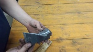 СТАРЫЙ ПЛОТНИК ПОДЕЛИЛСЯ СЕКРЕТОМ НАДЕЖНОГО КРЕПЛЕНИЯ ТОПОРИЩА.