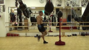 Отработка ударов по груше на пружине