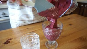 Йогурт с черникой