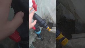 Как правильно завести воду теплицу для полива сверху и капельного полива.How to properly water