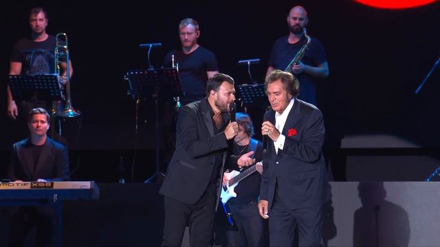 Emin & Engelbert Humperdinck - Help me make it throuh the night (Live in Baku) смотреть онлайн