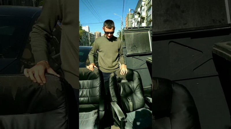 Нашёл 2 компьютерных кресла