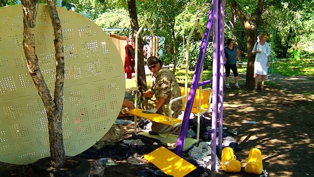 В благовещенском дворе 30-летнюю детскую площадку меняют на новую смотреть онлайн