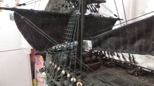 № 96 Сборка модели корабля черная жемчужина Установка первого паруса на первую мачт.
