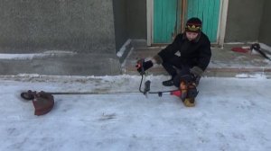 Бензиновый двухтактный триммер БТ-80 пуск в мороз.