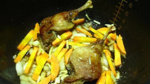 Утиные ножки с овощами в мультиварке