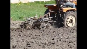 Синтай 120 ( Xingtai 120 ) и двух корпусный плуг с самодельной бороной ротационного типа.
