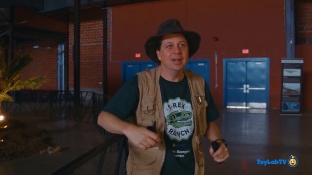 Giant T-Rex Life Size Dinosaur Chases Park Rangers with Nerf Toys at Jurassic Dinosaurs Event смотреть онлайн