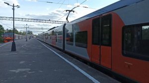 ЭС2Г 126 "Ласточка" сообщением Луга - Санкт-Петербург Балтийский вокзал отправляется со ст. Луга-1