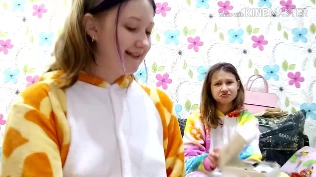 Мои подарки на 8 марта!Открываю подарки вместе с сестрой!