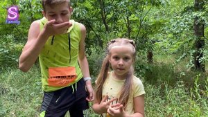 Нашли ОГРОМНУЮ ПОЛЯНУ ЗЕМЛЯНИКИ в лесу!