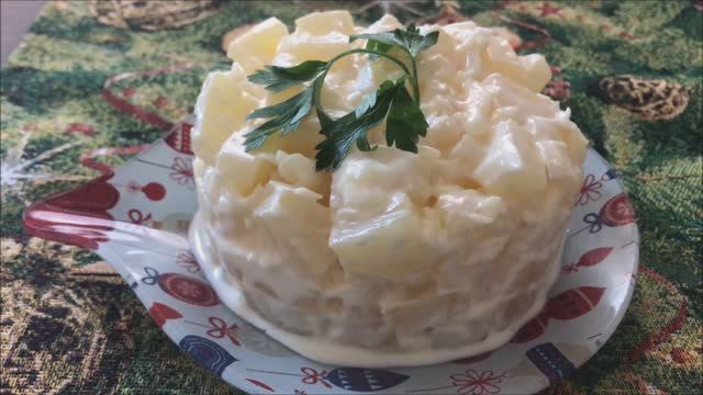 Салат "Под водочку" с ананасами, сыром и чесноком