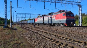 Электровоз ВЛ10У-1008 с грузовым поездом и приветливой бригадой.