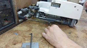 Швейная машина Jaguar пропускает стежки, регулировка челночного механизма.