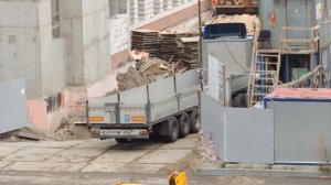 Грузовой автомобиль с полуприцепом шаланда, будет пытаться уехать со стройки.