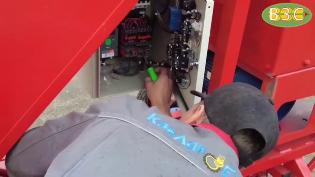 Зернометатель ПЗС-150 "Вулкан" в работе. Республика Казахстан. смотреть онлайн