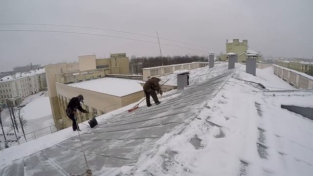 Снег, очистка крыш  Промышленный альпинизм
