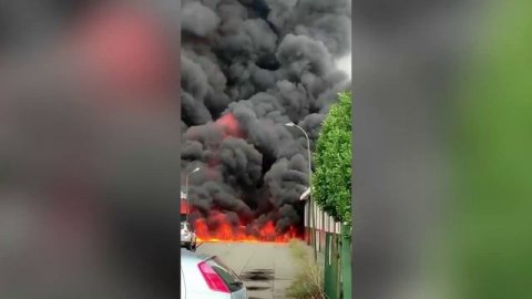 Мощный пожар произошел на на нефтехимическом комбинате под Миланом.