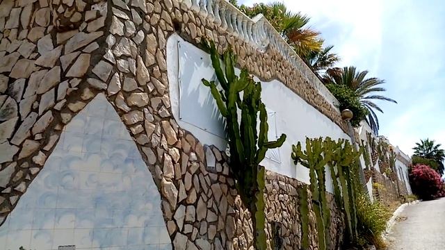 Необычный забор вокруг красивого дома. смотреть онлайн