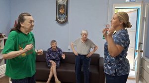 Танцевальная разминка в доме престарелых «Дом бабушек и дедушек» в Нижнем Новгороде