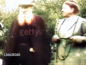 Лев Толстой с женой гуляет в саду. (в цвете).