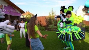 Посмотрите, кто здесь? Это Микки Маус!