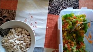 САЛАТ С КУРИНОЙ ГРУДКОЙ, САЛАТОМ ФРИЛЛИС И ОРЕХАМИ