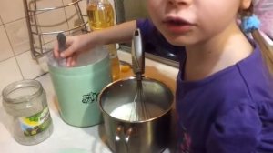 Учим ребенка печь блины!!