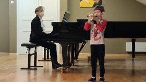Начальные уроки игры на трубе. Первое выступление / Trumpet basics. First performance