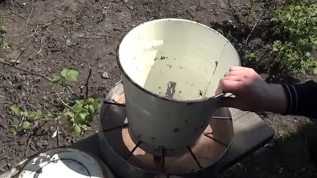 Бункерная кормушка за 100 рублей.
