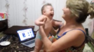 Белла заразительно смеется на руках у бабушки
