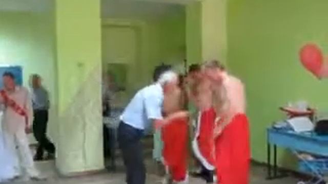 Гости показывают сюрприз молодоженам.. смотреть онлайн