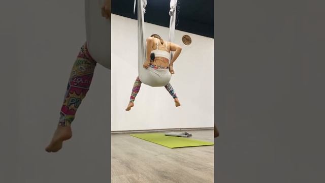 Аэройога с нуля. Работа с гамаком для начинающих. Вис под крестец.