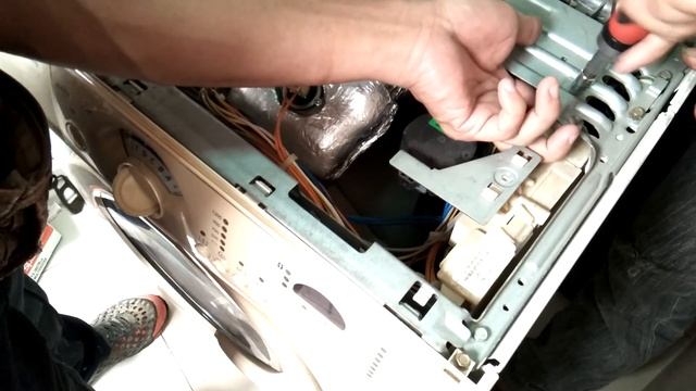 แนวทางการตรวจเช็คซ่อมเครื่องซักผ้าฝาหน้า Electrolux รุ่น EW1289 W เปิดทำงานสักพักเครื่องตัด ตอนที่1 смотреть онлайн