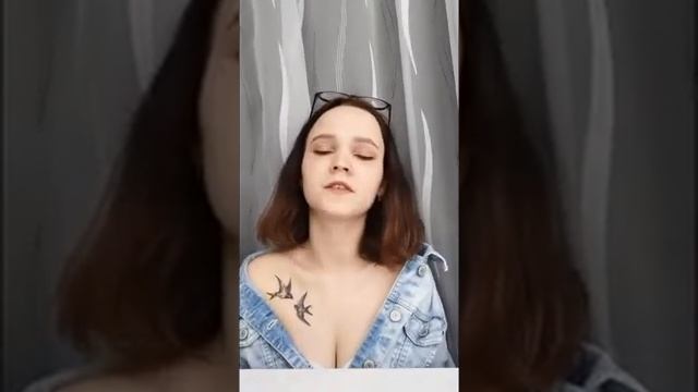 Девочке три, она едет у папы на шее смотреть онлайн